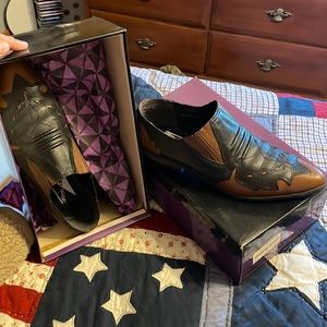 Vintage Mootsies Tootsies. Black/brown combo. Light wear.